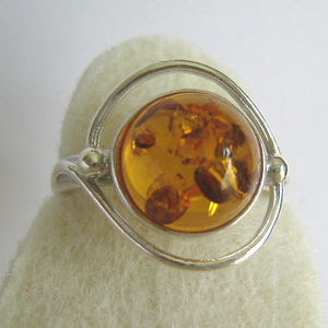  B8   Bague ronde - bijou ambre et argent