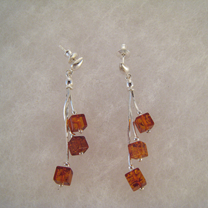 Boucles d'oreilles petits carrs pendants - bijou ambre et argent