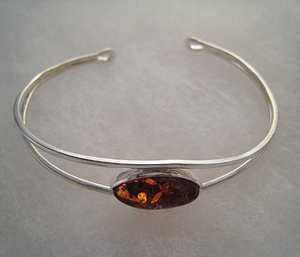 Bracelet avec perle d'ambre ovale - bijou ambre et argent