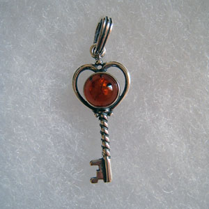 Pendentif cle - bijou ambre et argent