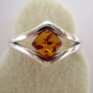  B11   Bague losange - bijou ambre et argent