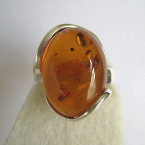  B7   Bague ovale - bijou ambre et argent