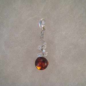 Pendentif boule suspendu sur tortillon  - bijou ambre et argent